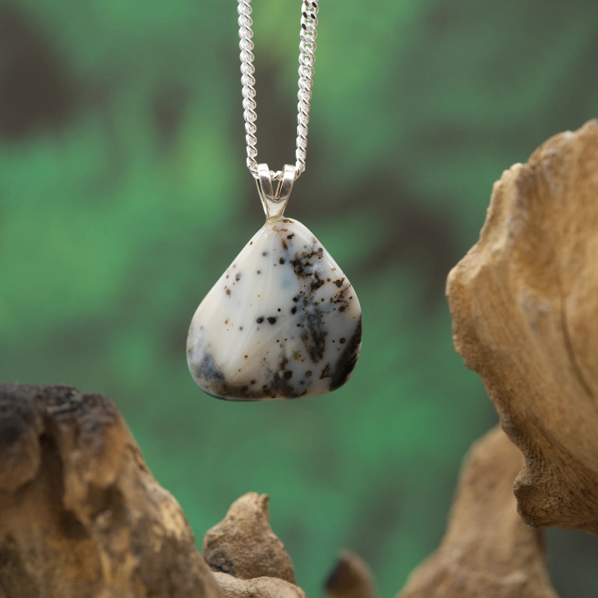Fein gemusterter Dendritenachat-Anhänger – einzigartiger Edelstein für Ruhe und Achtsamkeit.