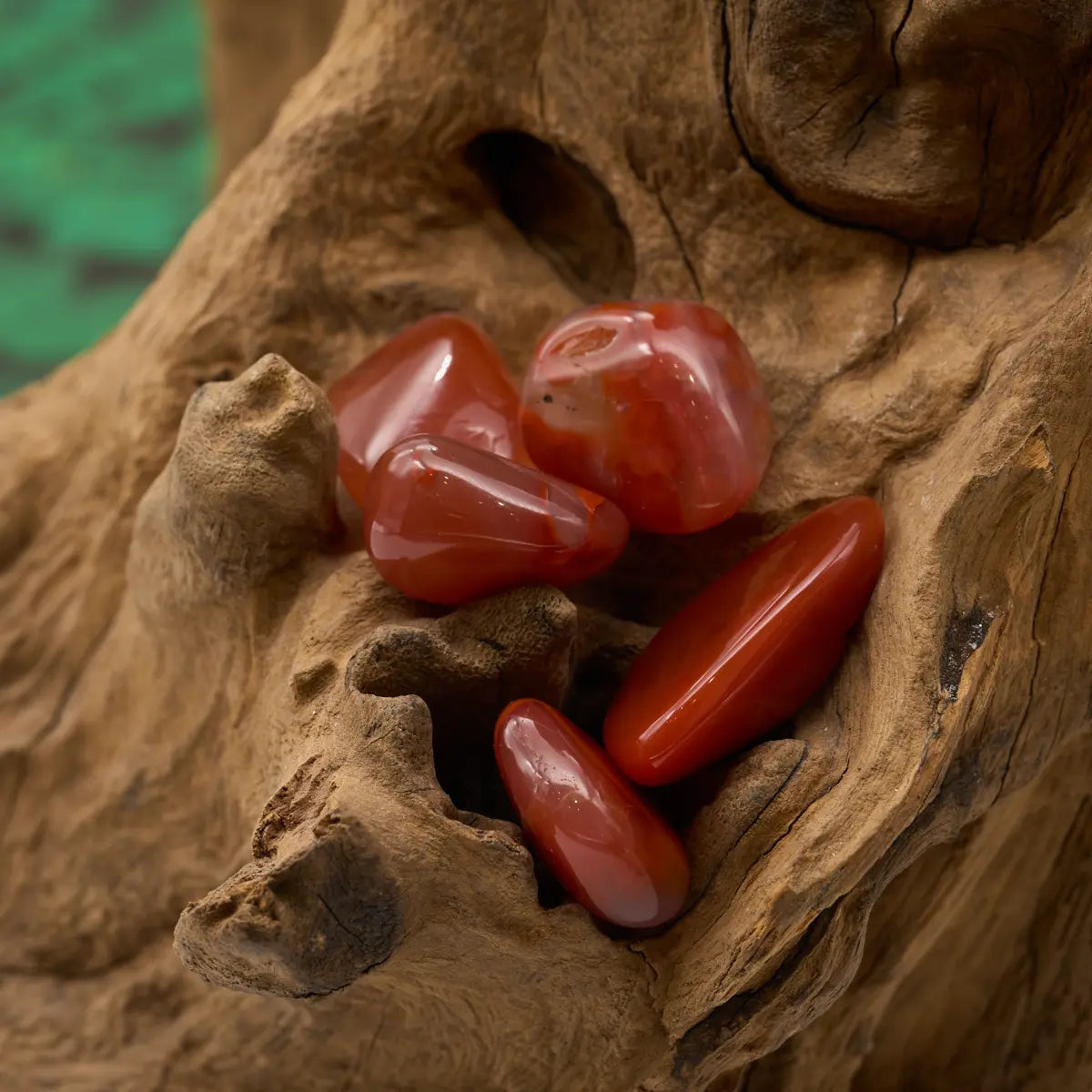 Rötlich-cremer Achat-Trommelstein – fördert Vitalität und Stabilität.