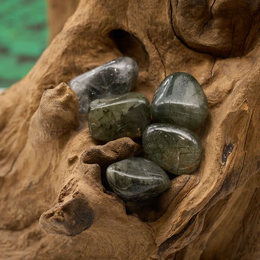 Grüner Quarz mit Aktinolith – stärkt Schutz und Heilung.