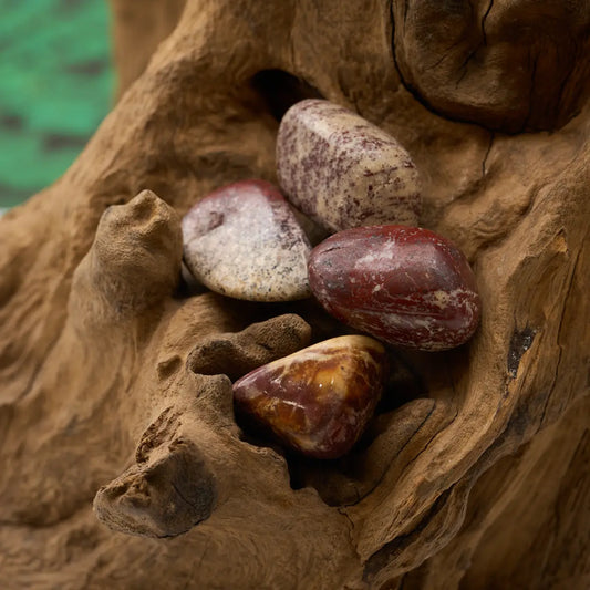 Heller Alunit-Trommelstein – reinigt Energie und stabilisiert Emotionen.