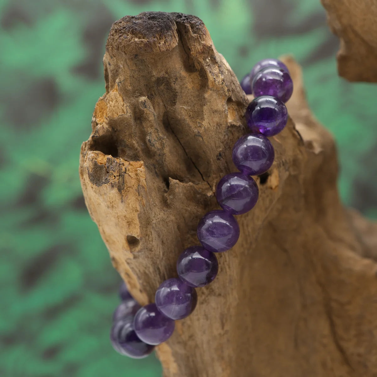 Edelstein-Armband aus 10 mm Amethyst-Perlen – stärkt Intuition und innere Ruhe.