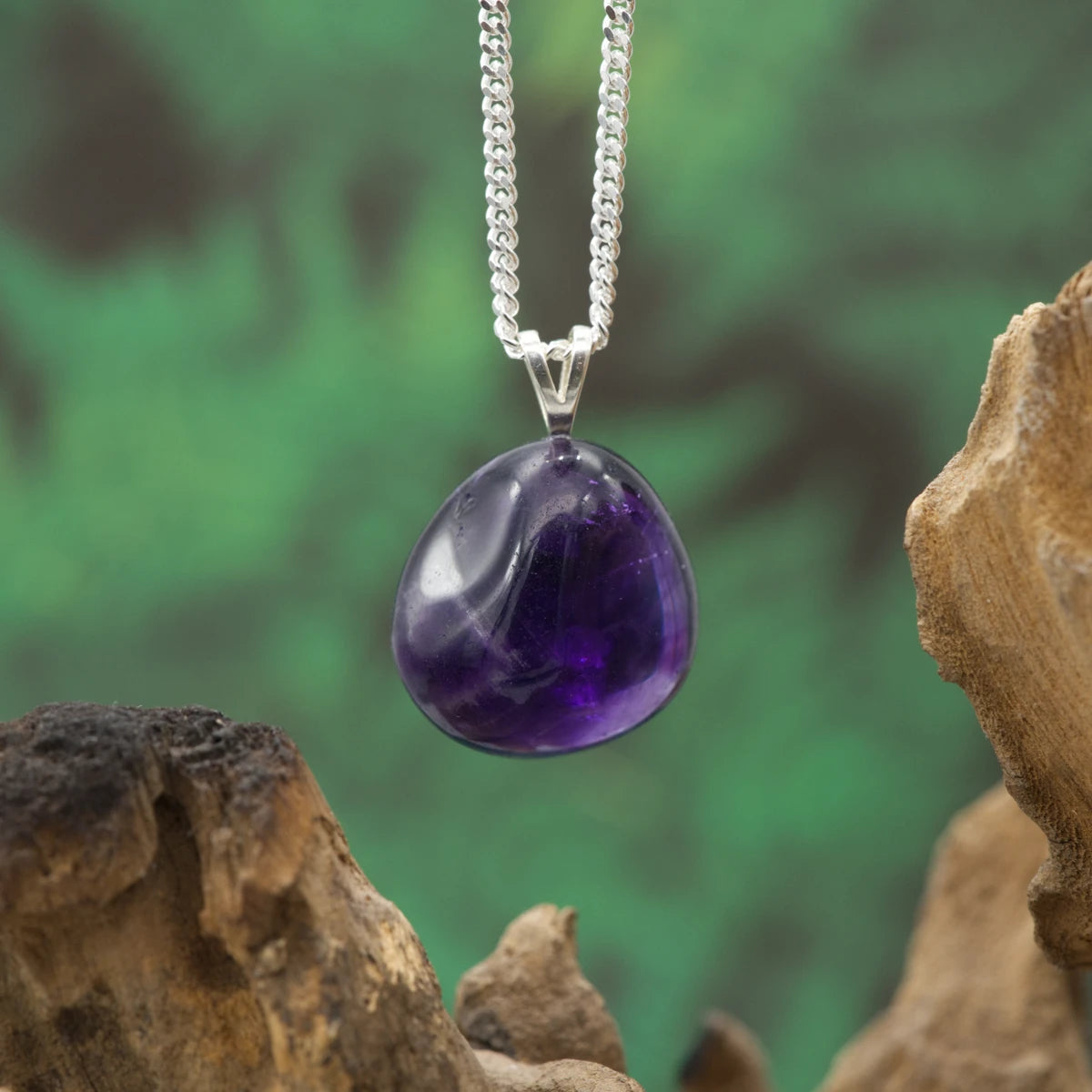 Leuchtend violetter Amethyst-Anhänger – klassischer Heilstein für Spiritualität und Achtsamkeit.