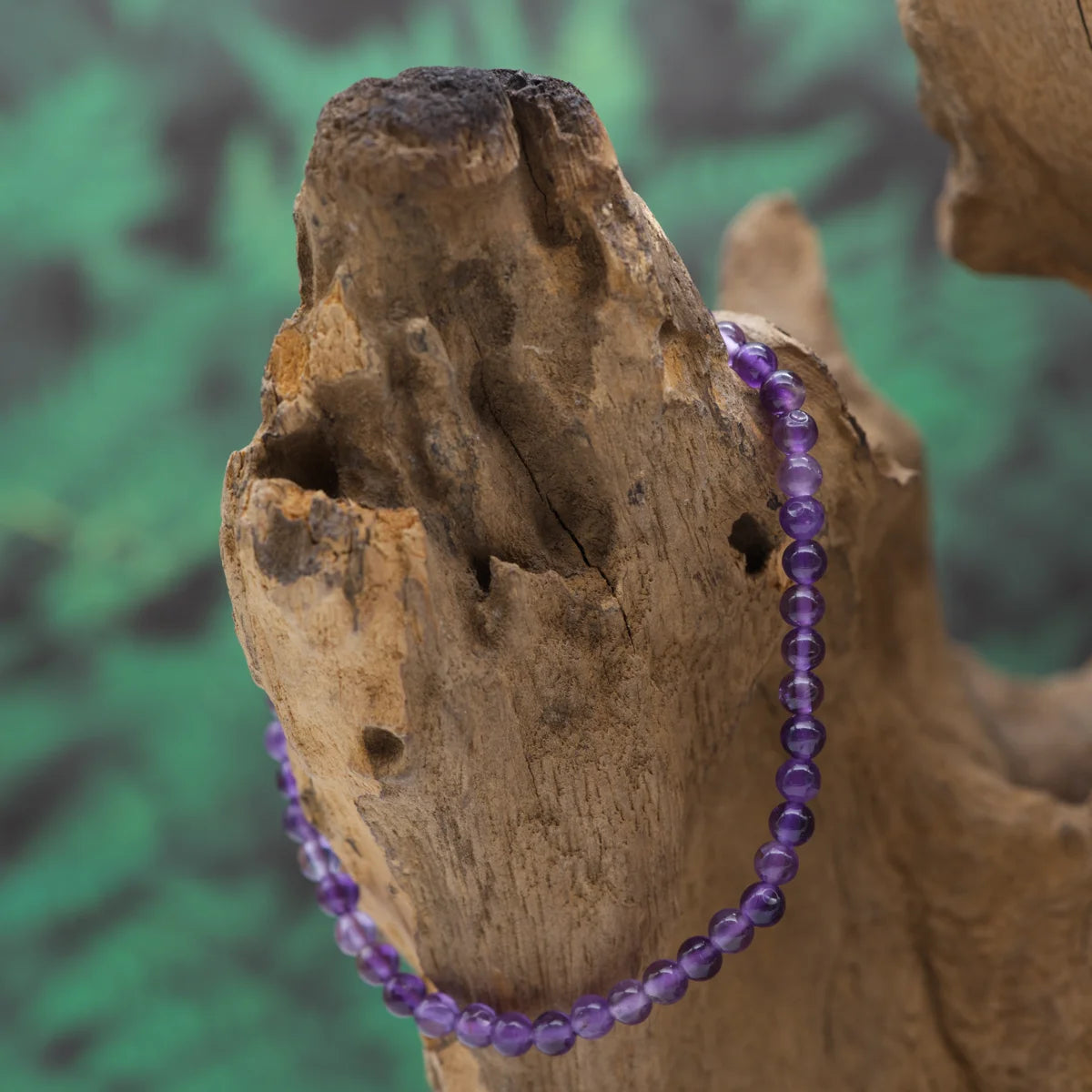 Edelstein-Armband aus 4 mm Amethyst – fördert innere Ruhe und Intuition.