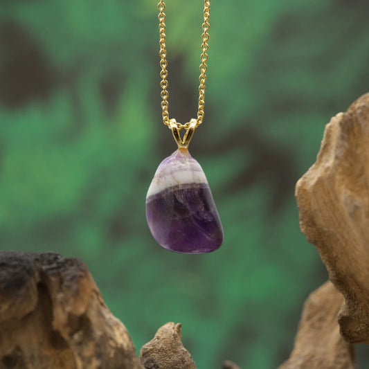 Kleiner Chevron-Amethyst-Anhänger mit Gold Öse – kraftvoller Heilstein für Intuition und seelische Ruhe.