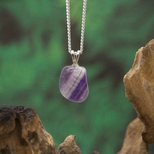 Kleiner Chevron-Amethyst-Anhänger mit Silber Öse – kraftvoller Heilstein für Intuition und seelische Ruhe.