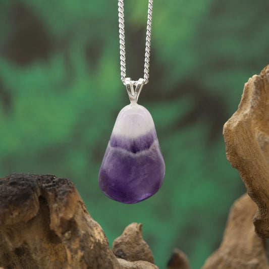 Gemusterter Chevron-Amethyst – harmonischer Edelstein für innere Balance und spirituelle Tiefe.