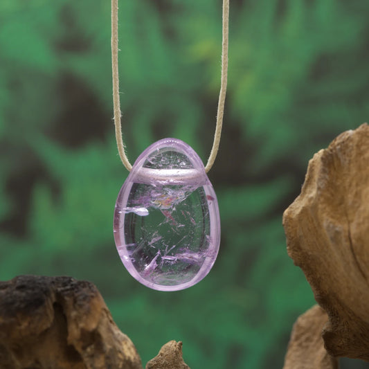 Zarter hellvioletter Amethyst – Ruhe, Entspannung und innere Klarheit.