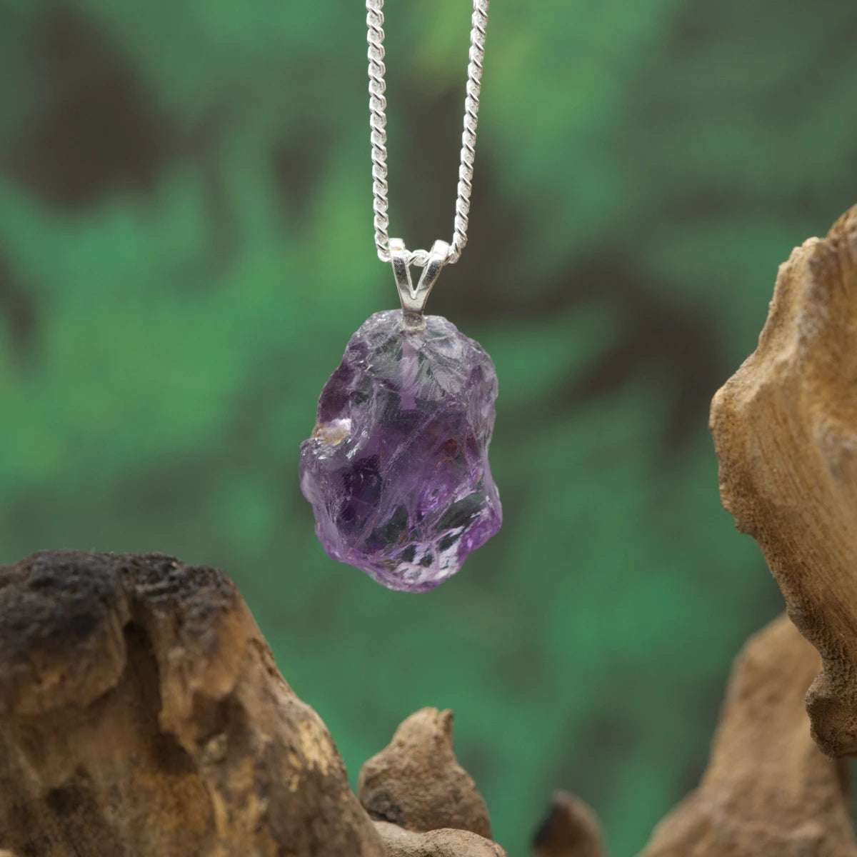 Naturbelassener Amethyst-Rohstein-Anhänger – reine Energie für Schutz und geistige Klarheit.