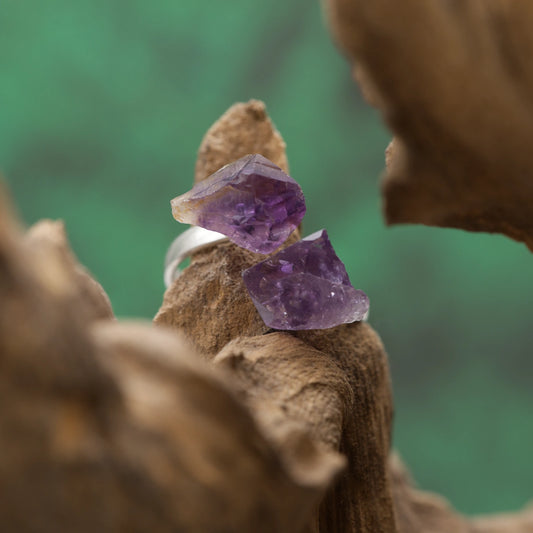 Rohstein-Ring mit violettem Amethyst – natürliche Schönheit und harmonische Energie.