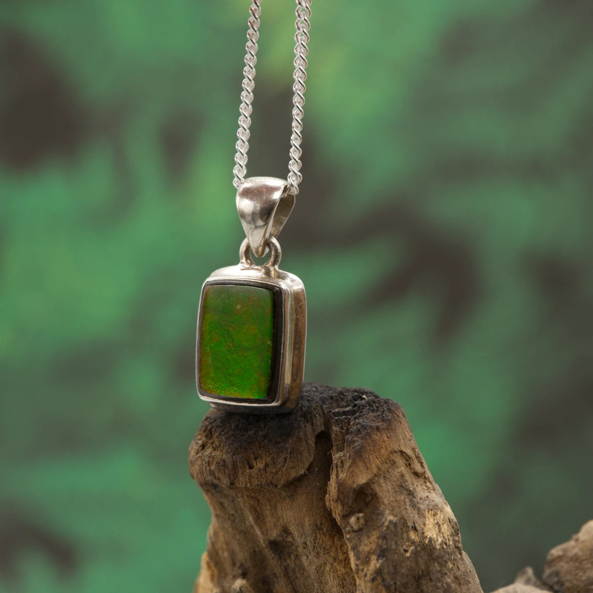 Farbintensiver Ammolit-Anhänger – fossiler Edelstein für Transformation, Glück und Energiefluss.