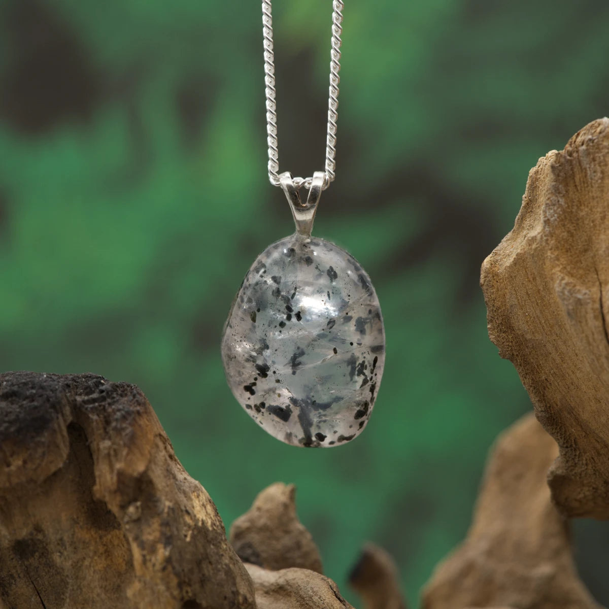 Klarquarz mit dunklen Nadeln – Schutz, Fokus und Erdung.