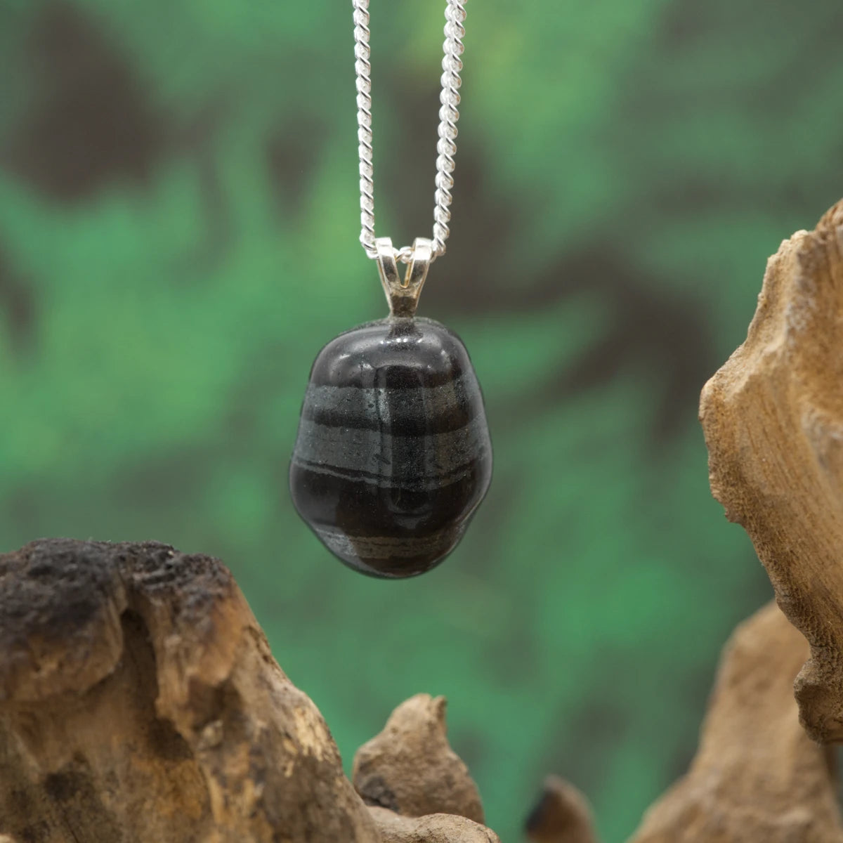 Tiefdunkler Ancestralit-Anhänger – stabilisierender Stein für Erdung, Stärke und Selbstvertrauen.