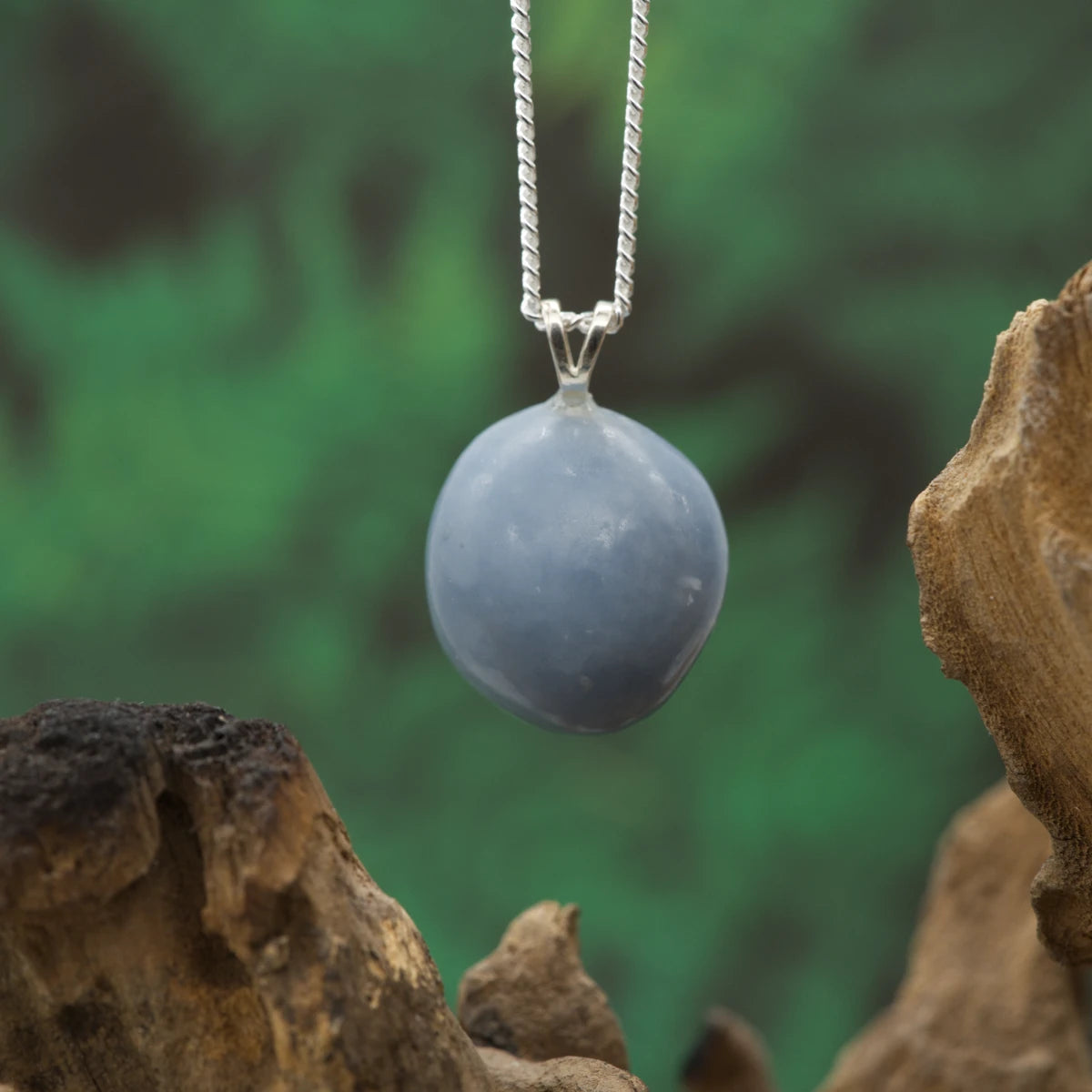 Zartblauer Angelith-Anhänger – Heilstein für Mitgefühl, Ruhe und himmlische Verbindung.