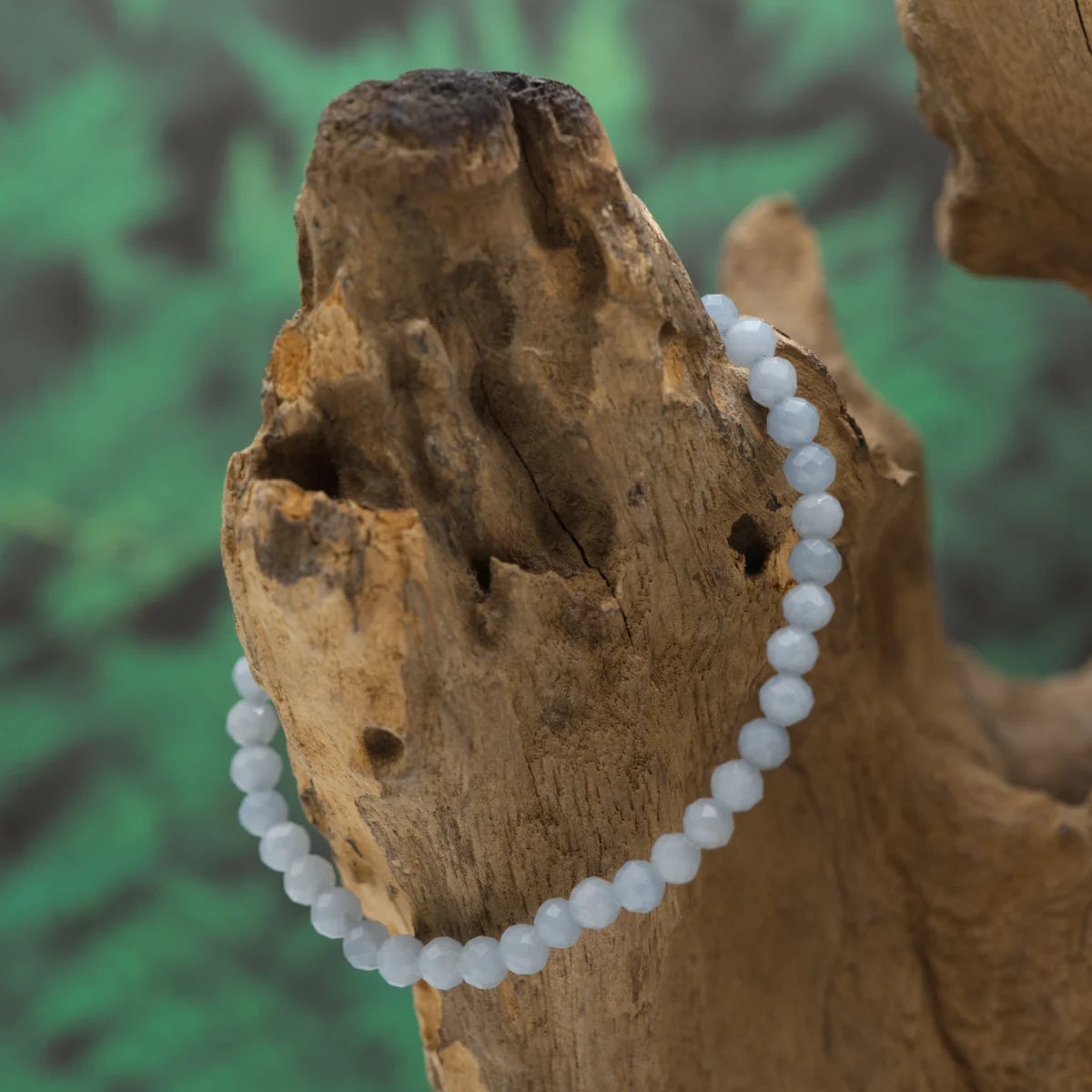 Edelstein-Armband aus 4 mm facettiertem Angelith – beruhigt Emotionen und klärt Gedanken.