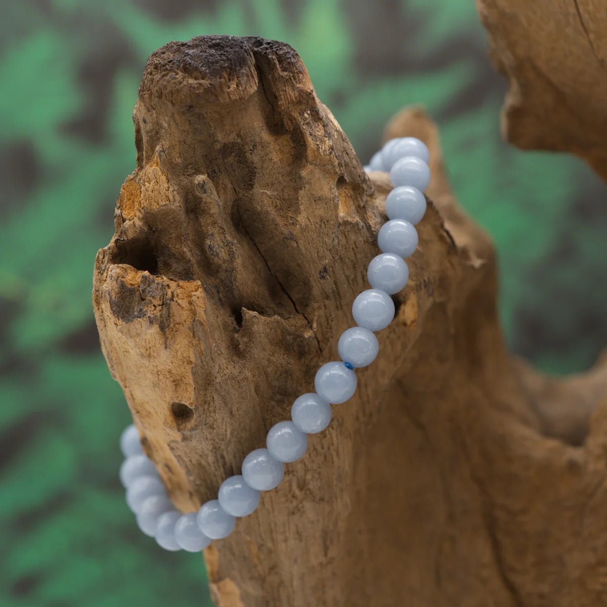 Edelstein-Armband aus 6 mm Angelith – beruhigt Emotionen und klärt Gedanken.