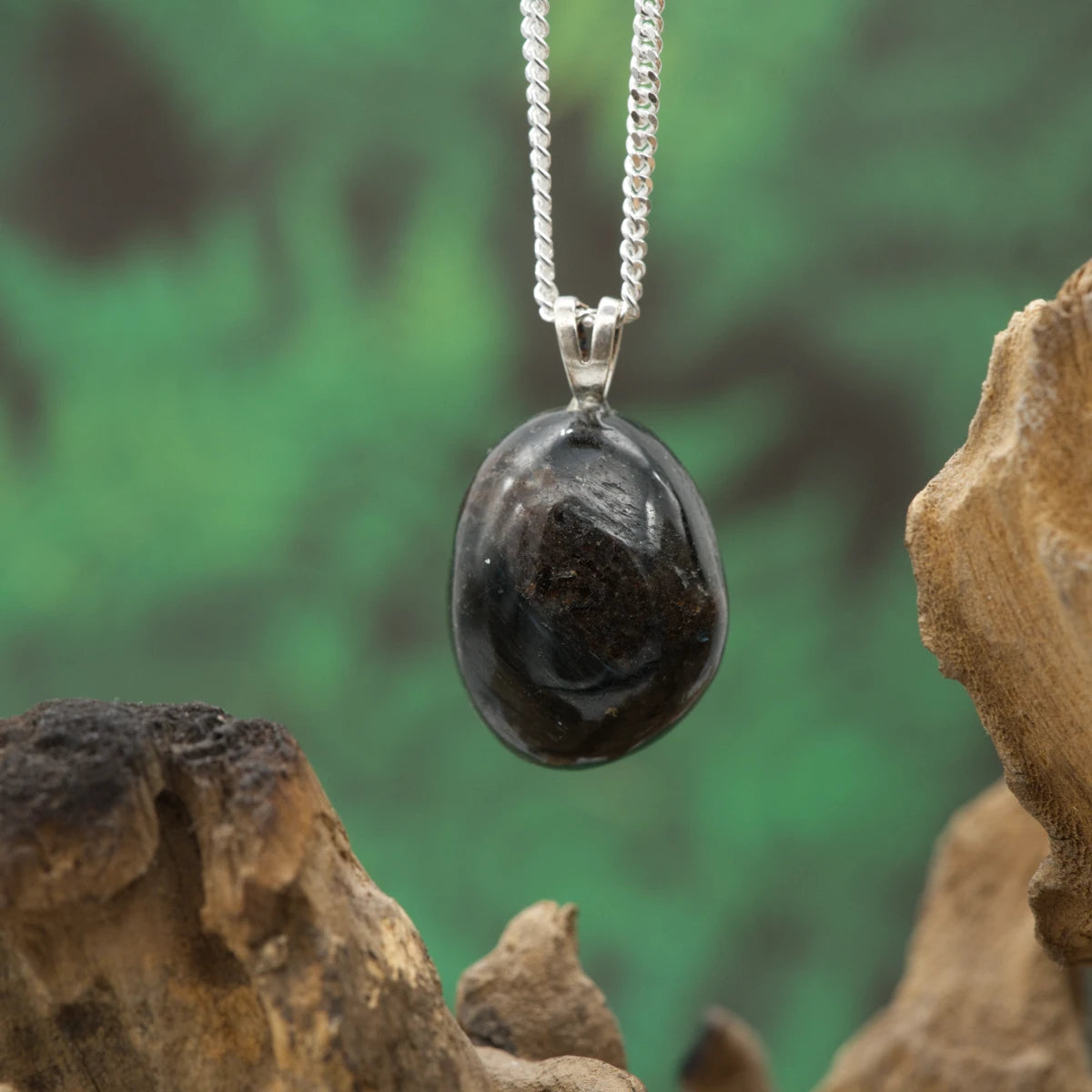 Seltenes Anthophyllit-Mineral – kräftigender Anhänger für Stabilität, Vertrauen und Erdverbundenheit.