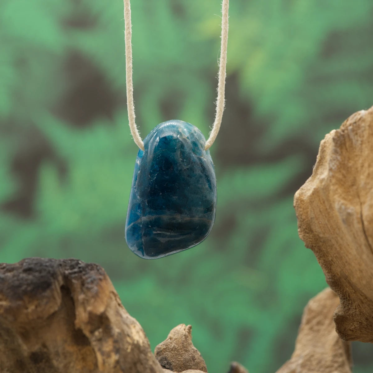 Leuchtend blauer Apatit – Kommunikation, Motivation und Inspiration.