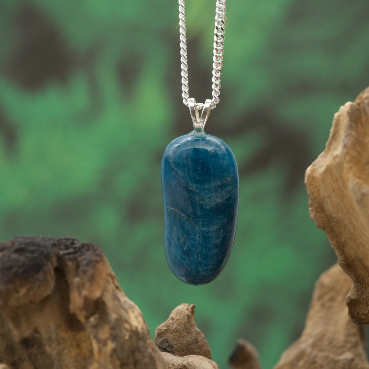 Tiefblauer Apatit-Anhänger – Stein der Motivation, Klarheit und kommunikativen Stärke.