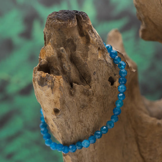 Edelstein-Armband aus 4 mm facettiertem blauem Apatit – klärt Geist und fördert Ausdruck.