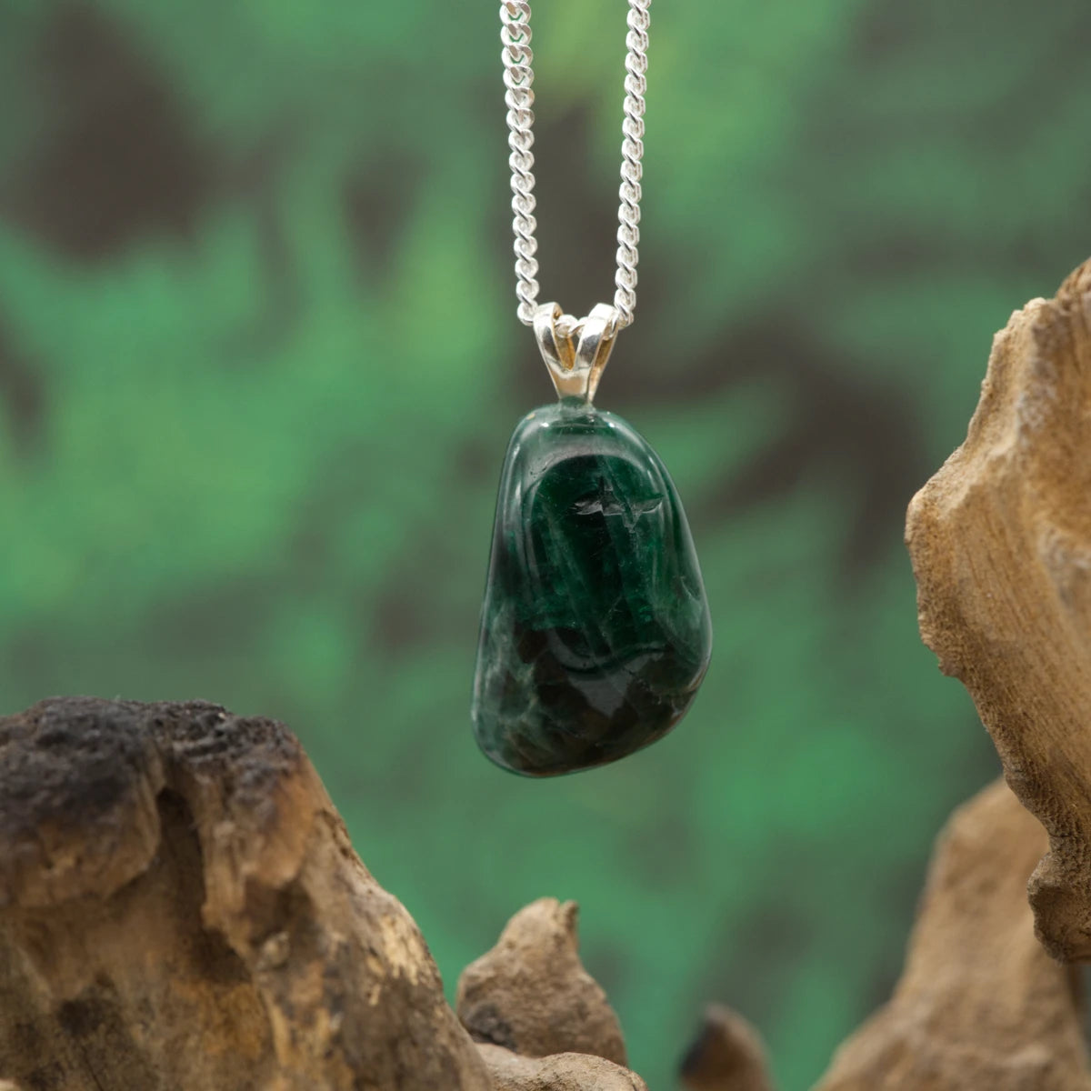 Grüner Apatit-Anhänger – harmonisierender Edelstein für Herzenergie und innere Balance.
