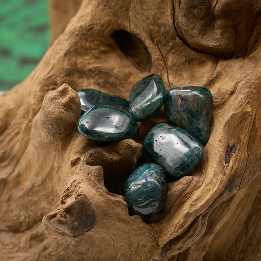 Grüner Apatit-Trommelstein – bringt Heilung und Zuversicht.