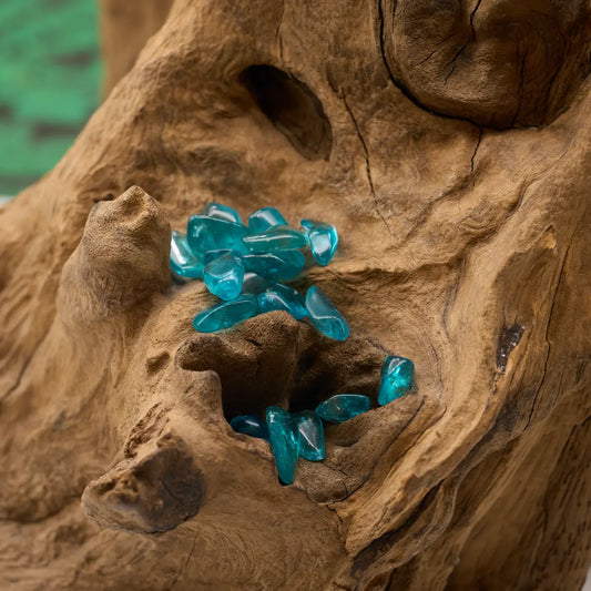 Leuchtend blauer Apatit-Trommelstein – aktiviert Motivation und Ausdruck.