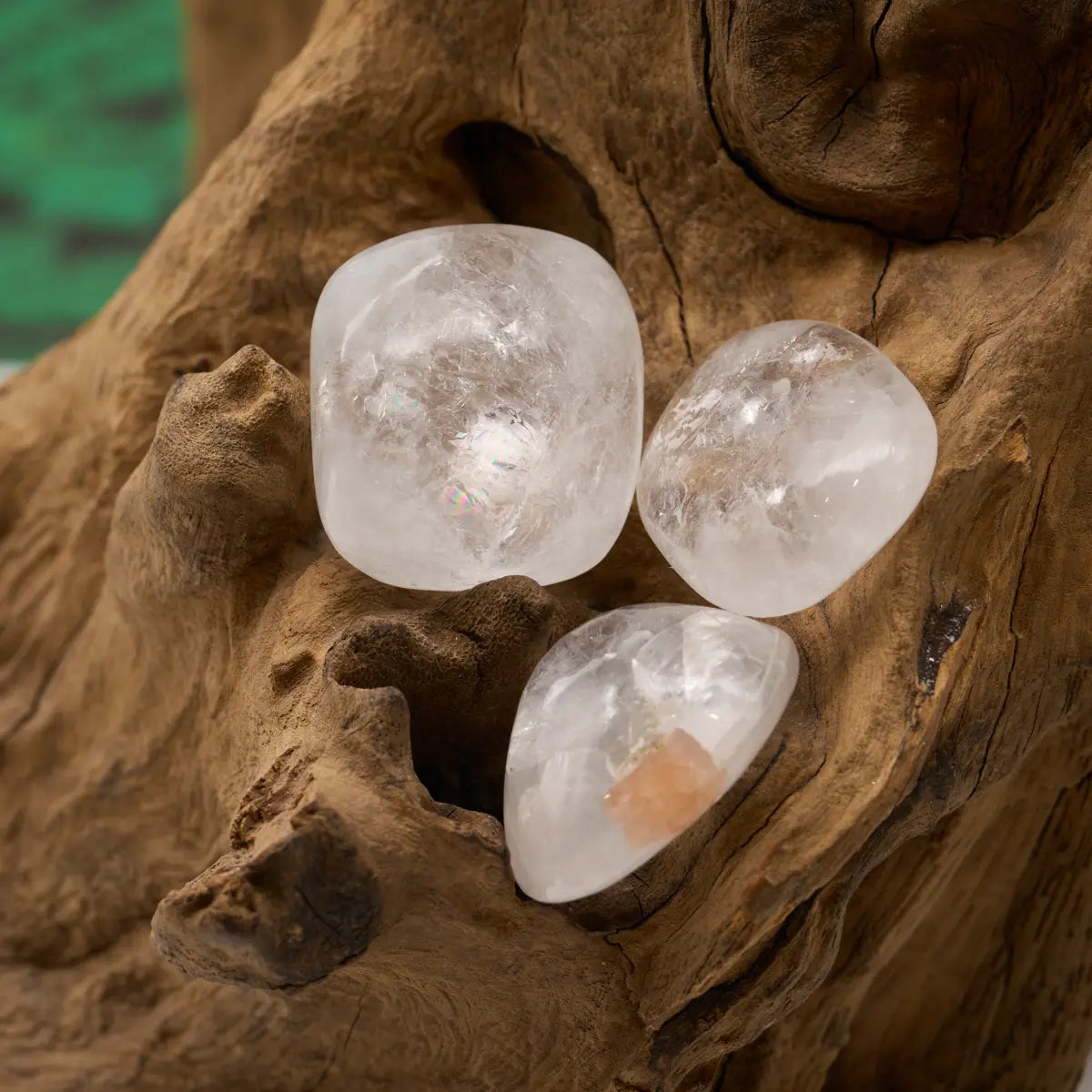 Weißer Apophyllit-Trommelstein – klärt Geist und hebt Schwingung.