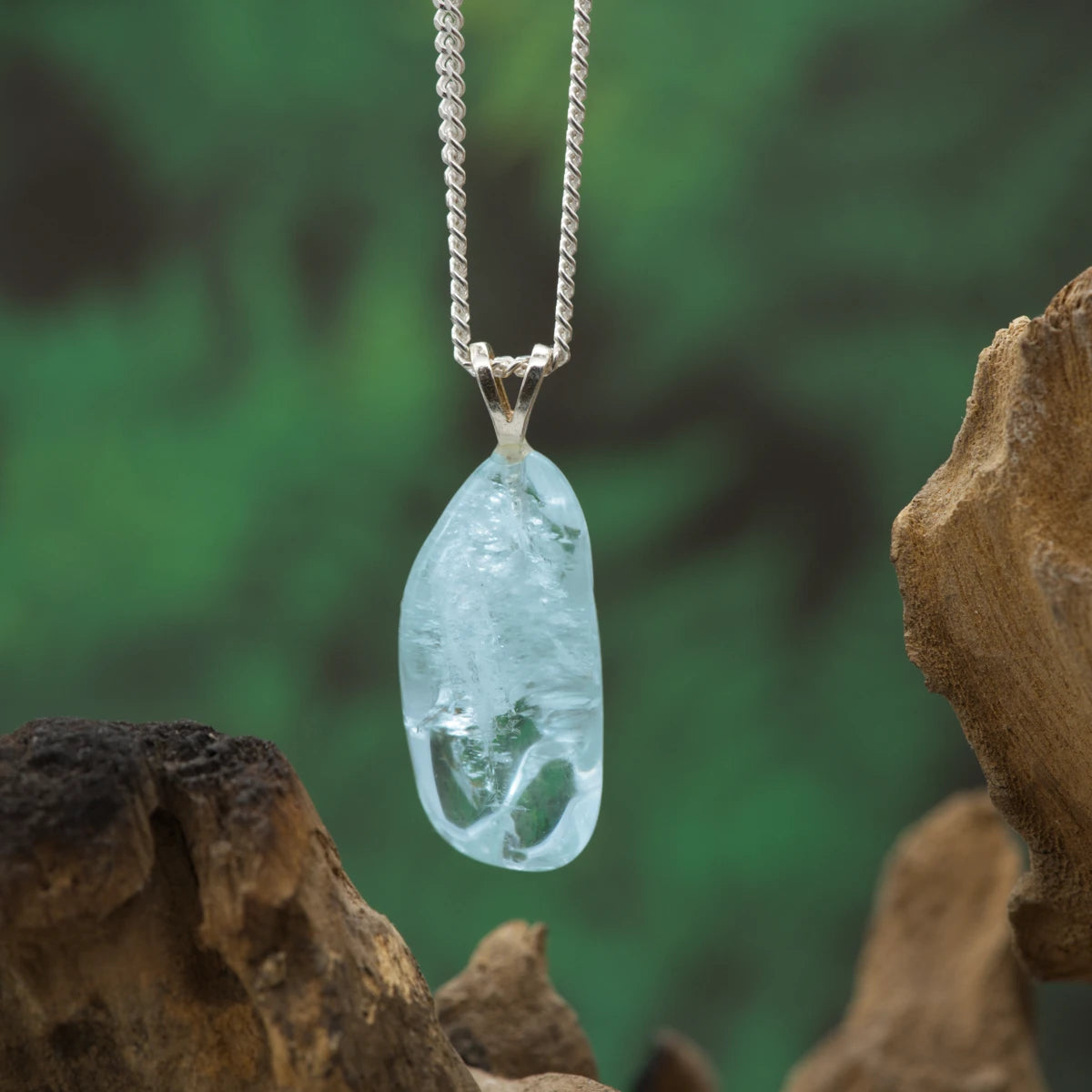 Himmelblauer Aquamarin-Anhänger in 1A-Qualität – steht für Mut, Gelassenheit und Klarheit.