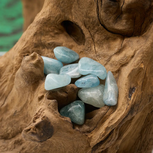 Hellblauer Aquamarin-Trommelstein – fördert Ruhe und Ausdruckskraft.