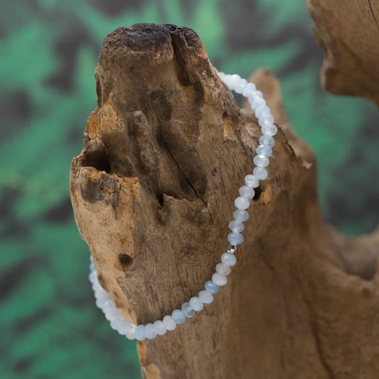 Edelstein-Armband aus 4 mm Aquamarin mit Silberperle – beruhigend, klar und edel.