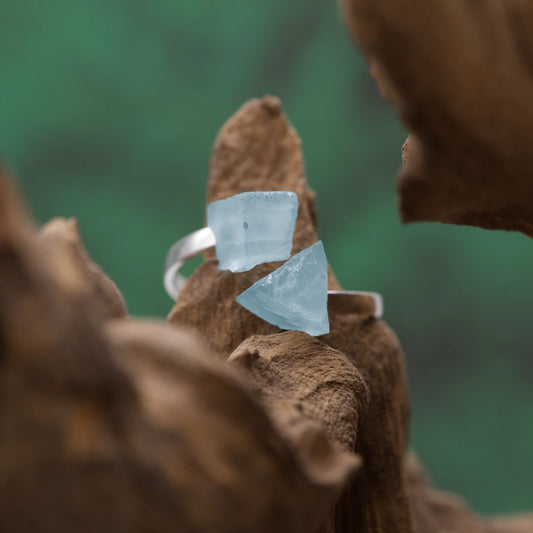 Rohstein-Ring mit zartblauem Aquamarin – wirkt beruhigend und klärend.