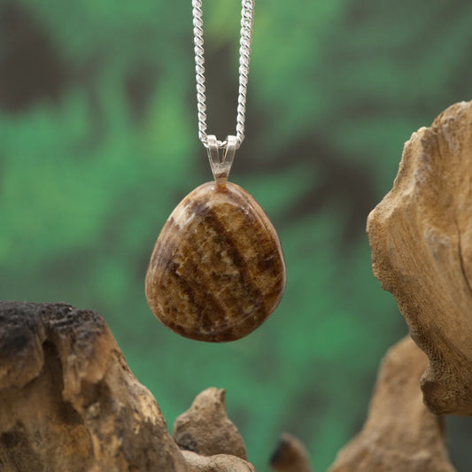 Sanft gemaserter Aragonit-Calcit-Anhänger – vereint Ruhe, Struktur und emotionale Stärke.