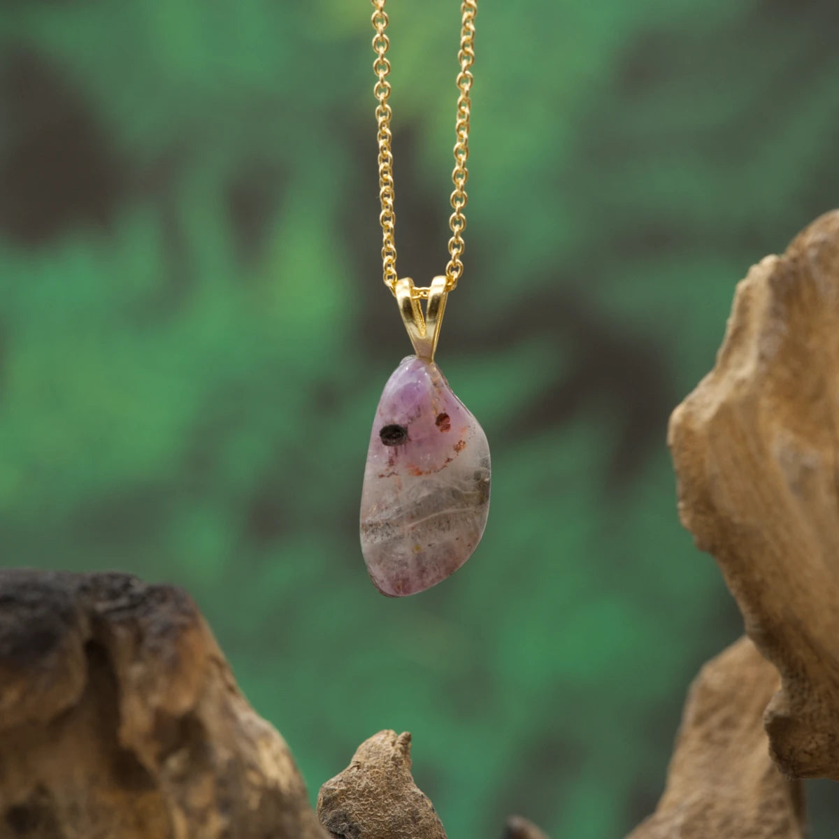 Kleiner Auralith-Anhänger mit Gold Öse – intensiver Heilstein für spirituelle Verbindung und innere Ruhe.