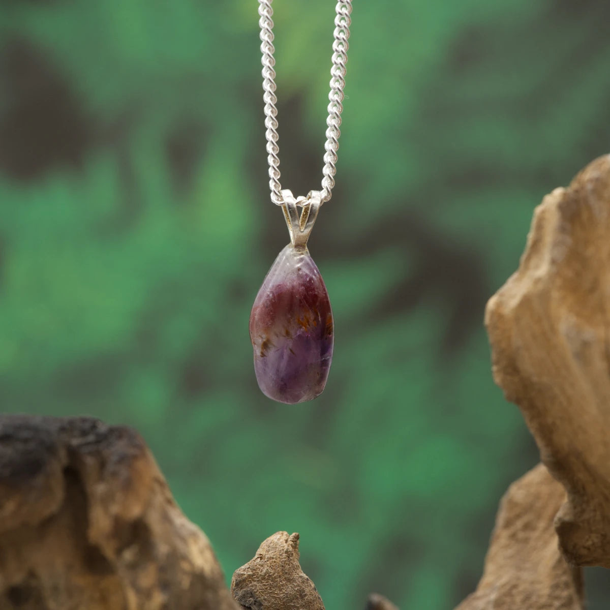 Kleiner Auralith-Anhänger mit Silber Öse – intensiver Heilstein für spirituelle Verbindung und innere Ruhe.