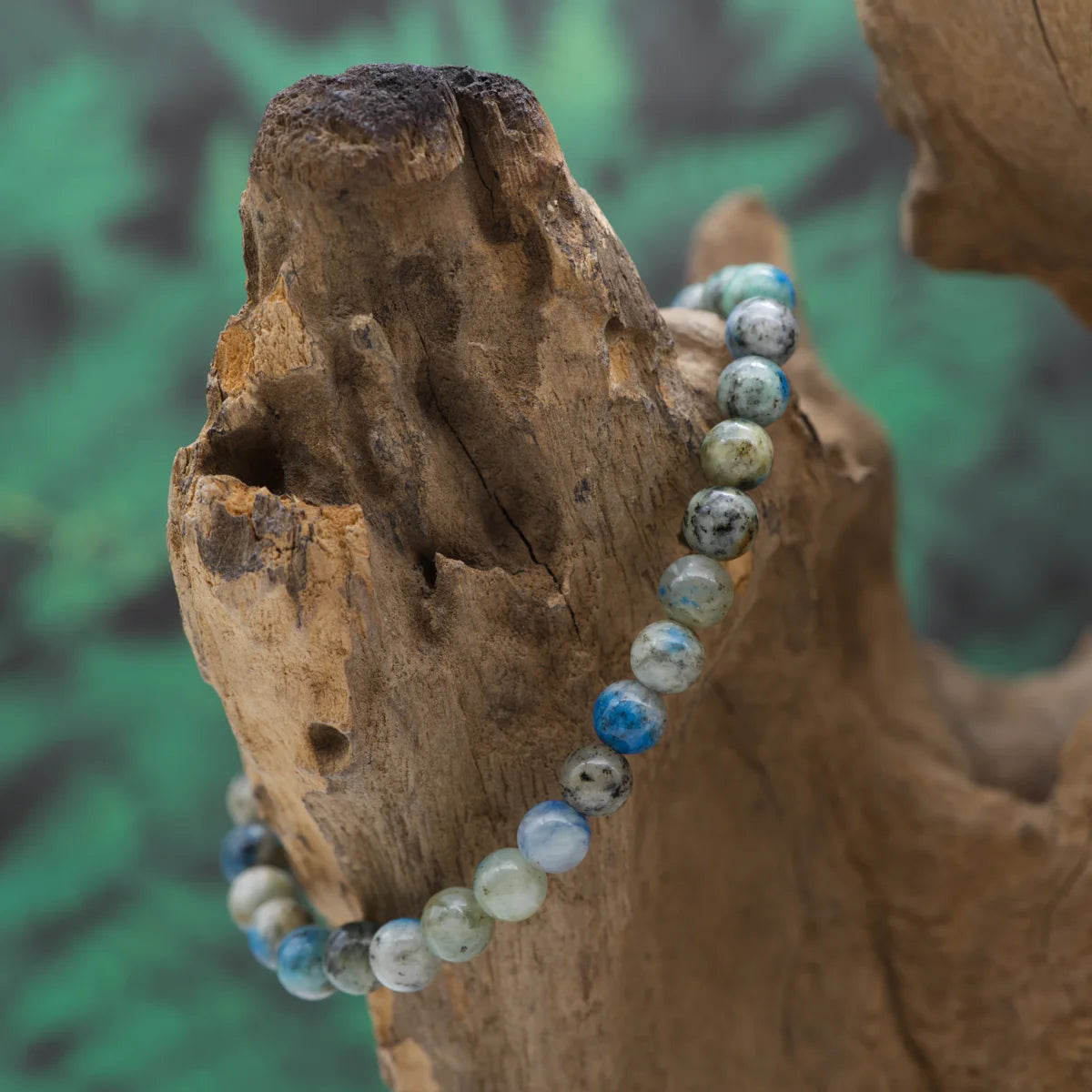 Edelstein-Armband aus 6 mm K2 – fördert Klarheit und spirituelles Wachstum.