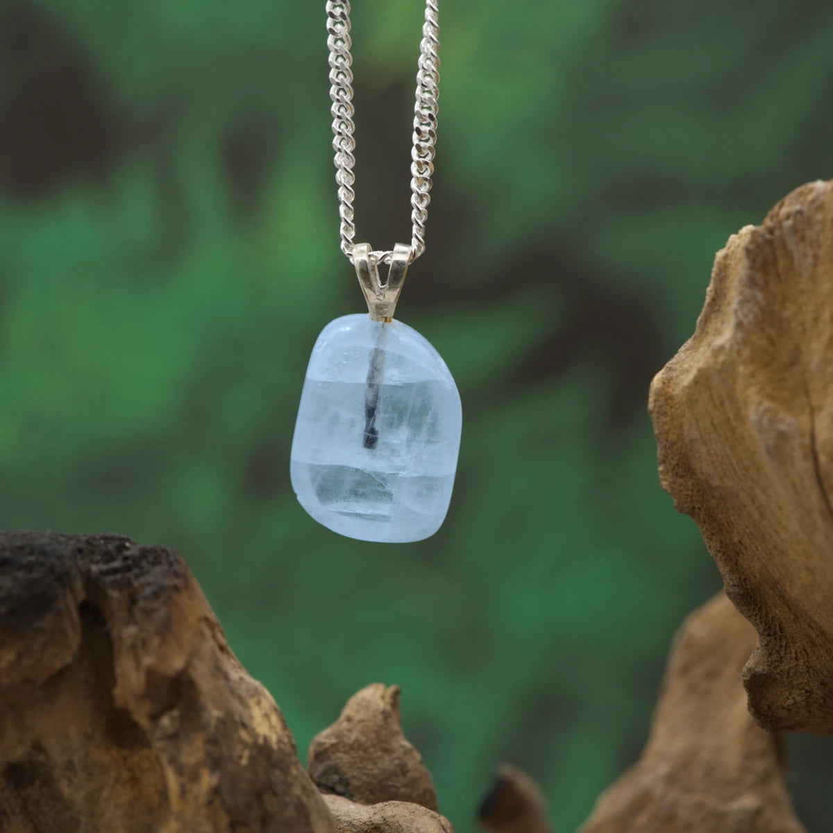 Hellblauer Baryt-Anhänger – Stein der Leichtigkeit, Intuition und geistigen Klarheit.