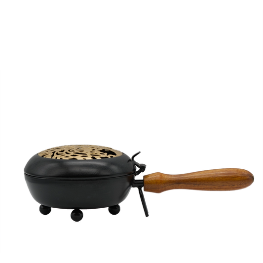 Räuchergefäß Yggdrasil aus Eisen mit Holzgriff – inspiriert vom Weltenbaum, ideal für Schutz- und Reinigungsrituale, online kaufen bei Calerris.