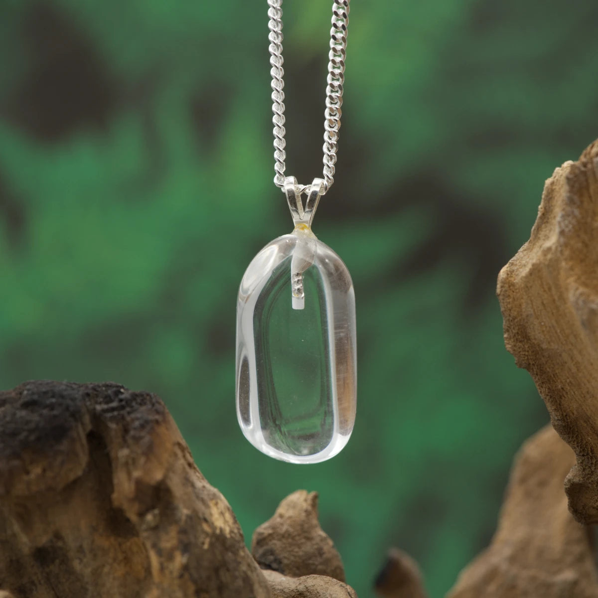 Klarer Bergkristall-Anhänger in 1A-Qualität – stärkt Energie, Bewusstsein und innere Klarheit.