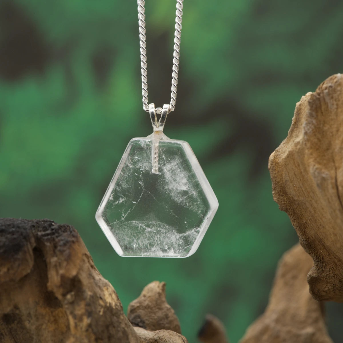 Klarer Bergkristall im Querschnitt – fördert Bewusstsein, Klarheit und reine Energie.