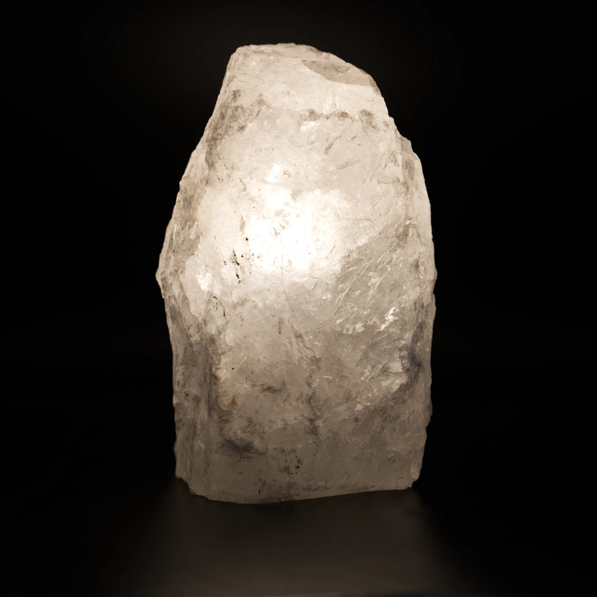 Edelsteinlampe aus klarem Bergkristall – spendet reines, harmonisches Licht.