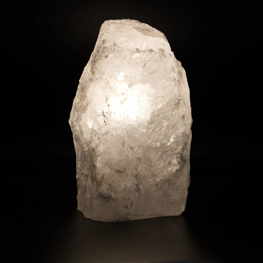 Edelsteinlampe aus klarem Bergkristall – spendet reines, harmonisches Licht.
