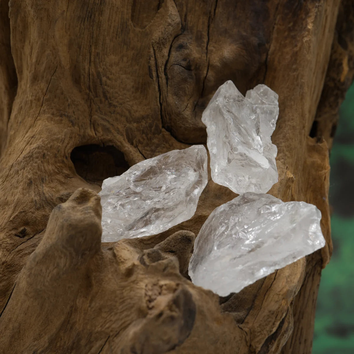 Reiner Bergkristall-Rohstein – reinigt und stärkt Energie.