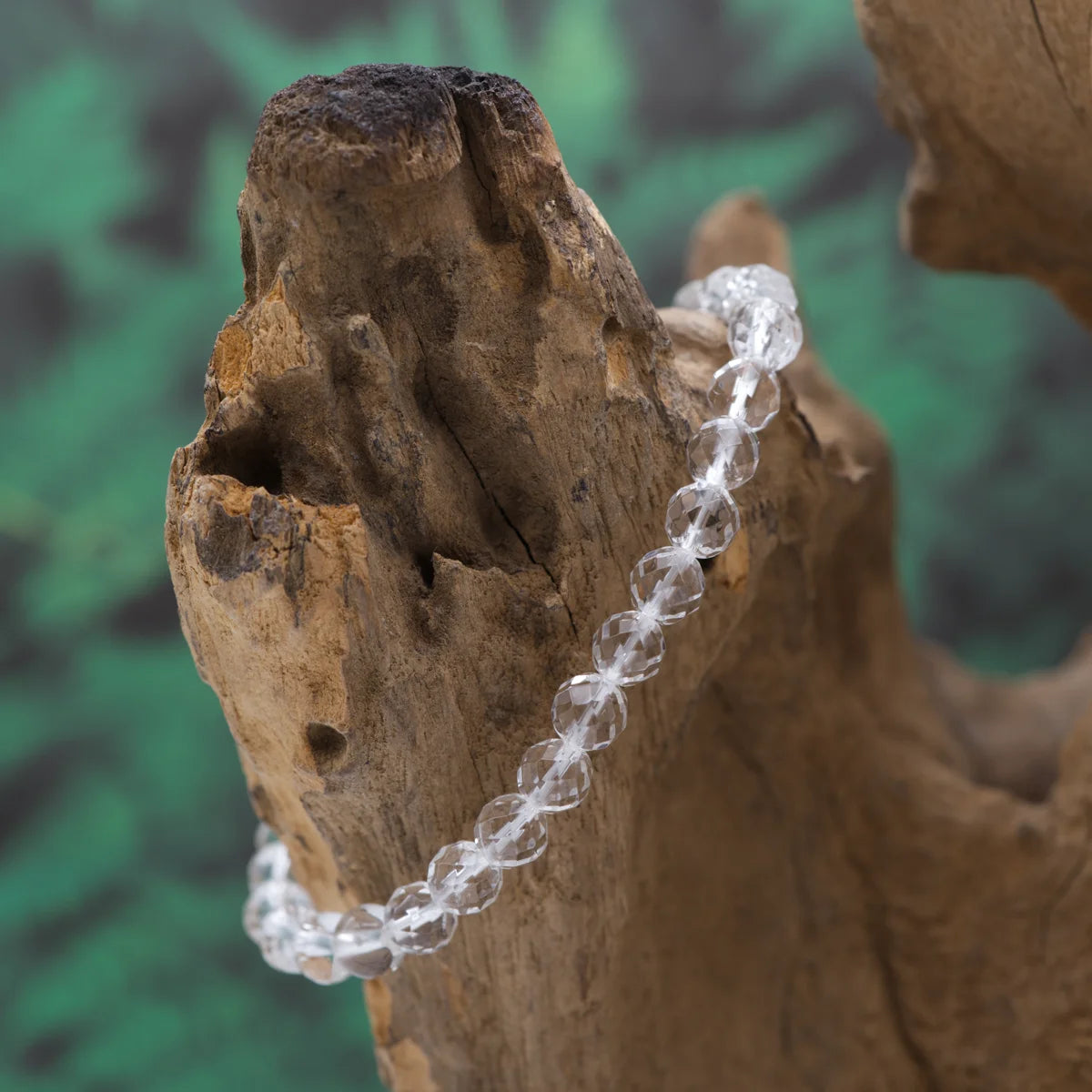 Edelstein-Armband aus 6 mm facettiertem Bergkristall – strahlt Reinheit und Fokus aus.