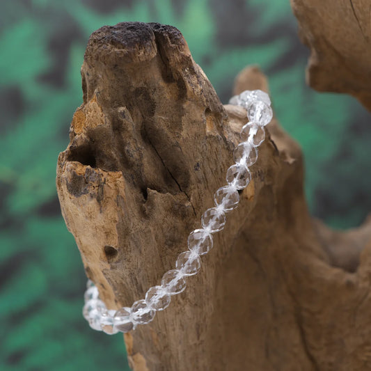 Edelstein-Armband aus 6 mm facettiertem Bergkristall – strahlt Reinheit und Fokus aus.