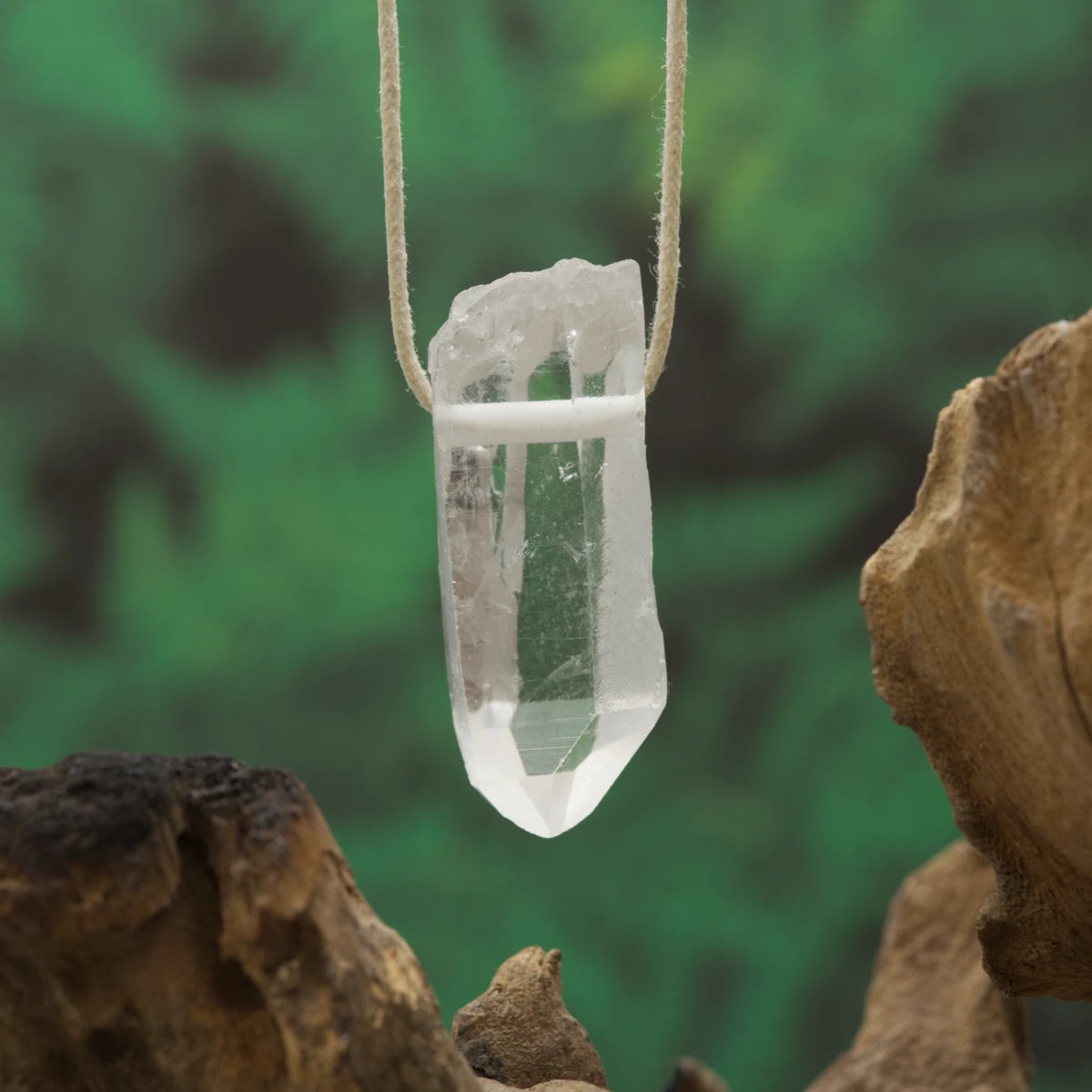 Natürlicher Roh-Bergkristall – Klarheit, Reinigung und Lichtenergie.