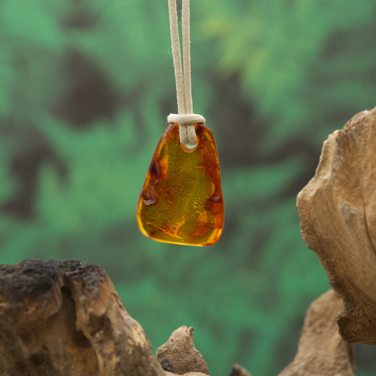 Goldgelber Bernstein – Wärme, Lebensfreude und Reinigung.