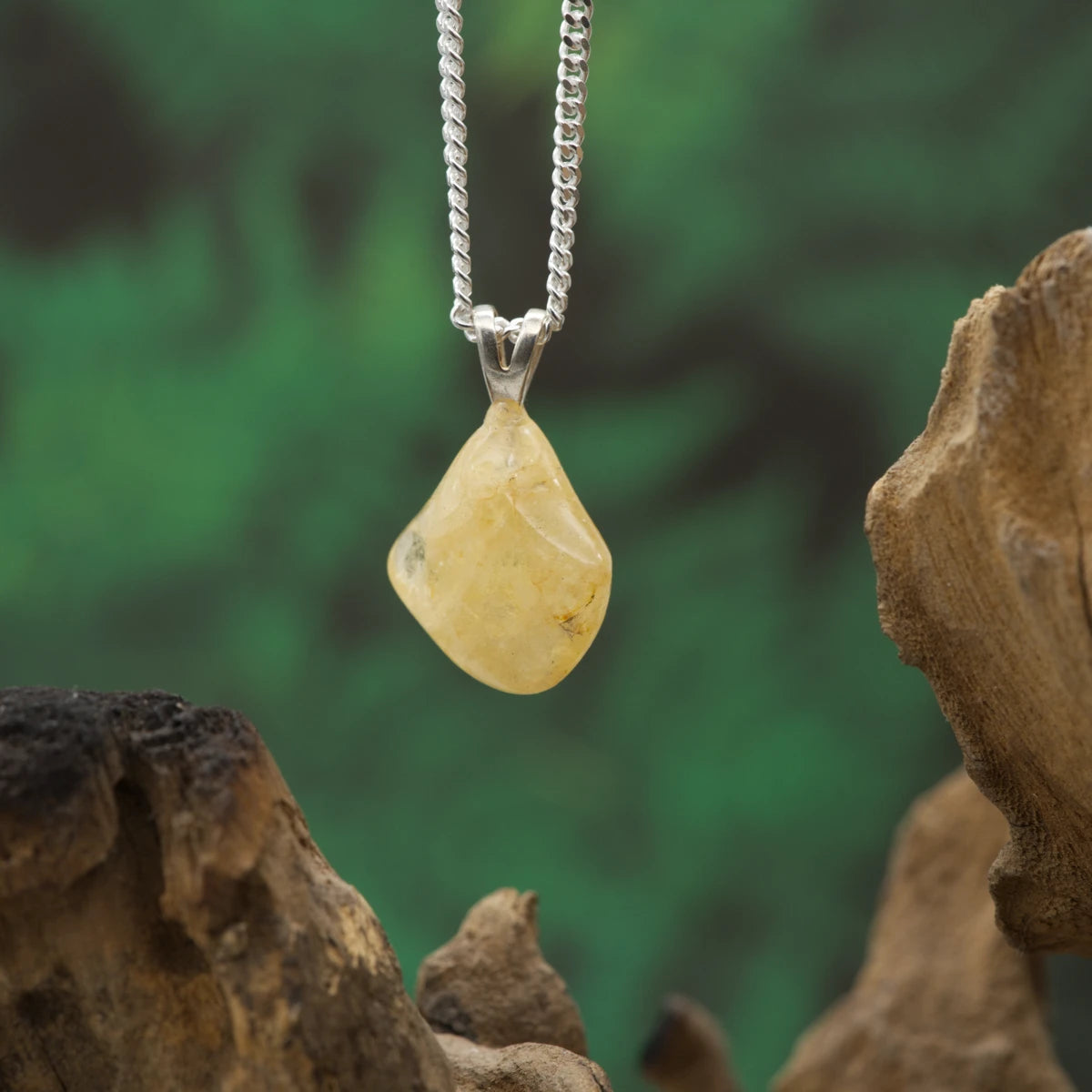 Strahlend goldener Beryll-Anhänger – Symbol für Lebensfreude, Mut und Inspiration.