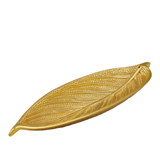 Vergoldeter Räucherstäbchenhalter mit Blattrelief – eleganter Aschefang aus Weißmetall, edle Goldoptik für stilvolles Räuchern, erhältlich bei Calerris.