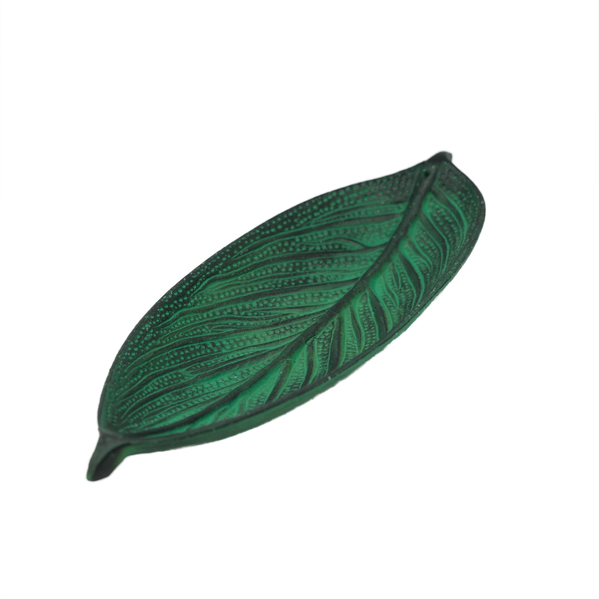 Grüner Räucherstäbchenhalter aus Weißmetall mit Blattrelief – breiter Aschefang, leicht zu reinigen, dekorativer Akzent für achtsames Räuchern.