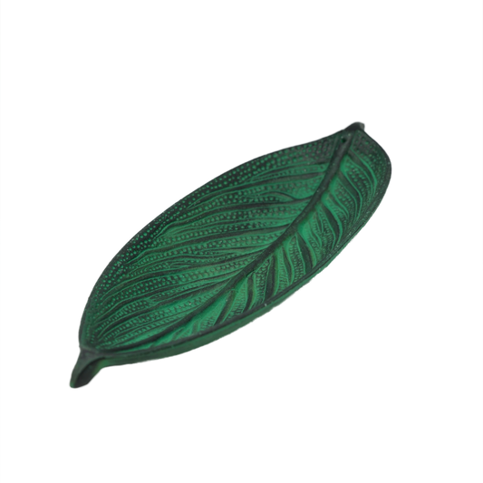 Grüner Räucherstäbchenhalter aus Weißmetall mit Blattrelief – breiter Aschefang, leicht zu reinigen, dekorativer Akzent für achtsames Räuchern.